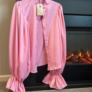 Gorgeous blouse with puff sleeves
